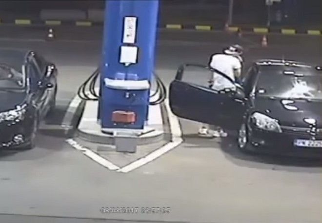 Ένας νεαρός Πελάτης βενζινάδικου αρνήθηκε να σβήσει το τσιγάρο του. Αυτό που ακολούθησε, δεν το περίμενε κανείς. Ο υπάλληλος αποφασίσε να αναλάβει δράση.