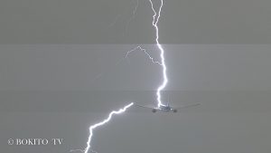 Βίντεο δείχνει κεραυνό να χτυπάει Boeing 777 που μόλις έχει απογειωθεί