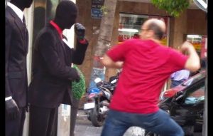 Δυο Άντρες ντύθηκαν ως κούκλες μανεκέν στον δρόμο και τρόμαξαν περαστικούς (Βίντεο)