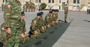 Τρίπολη: Νεοσύλλεκτοι με δεμένα μάτια συναρμολογούν όπλα σε απίστευτο χρόνο