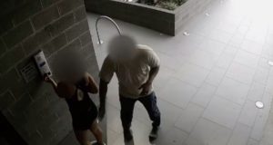 «Συγγνώμη έπρεπε να το κάνω, επειδή έχεις ωραία οπίσθια» -Αντρας παρενοχλεί on camera 24χρονη