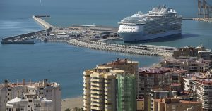 Το μεγαλύτερο κρουαζιερόπλοιο του κόσμου κάνει τα κτίρια γύρω του να φαίνονται σαν νάνοι