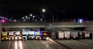Φορτηγά πάρκαραν κάτω από γέφυρα και σταμάτησαν άντρα από αυτοκτονία