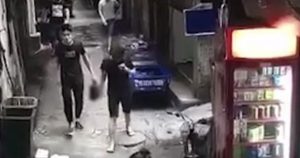 Σύζυγος περπατάει χαλαρός κρατώντας το κομμένο κεφάλι της γυναίκας του