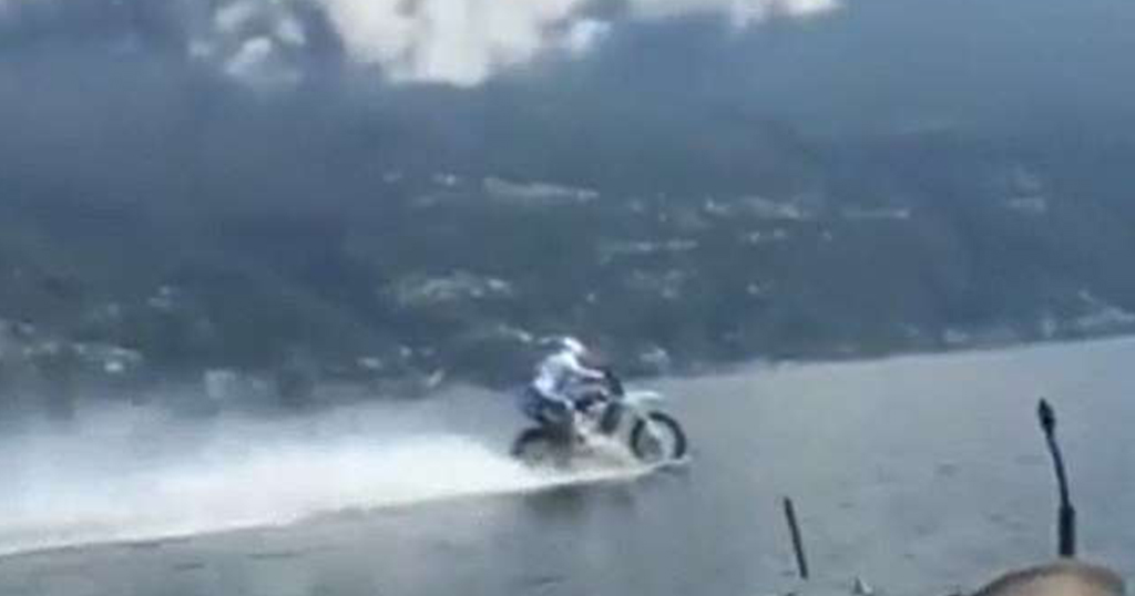 Μοτοσικλετιστής διέσχισε λίμνη με μηχανή αψηφώντας την βαρύτητα