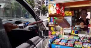 Περιπτεράς στην Πάτρα εξυπηρετεί τους οδηγούς με φτυάρι