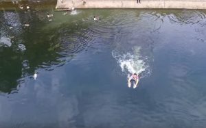 Άνθρωπος βουτάει σαν τρελός σε μία λίμνη για να σώσει κάτι… άψυχο