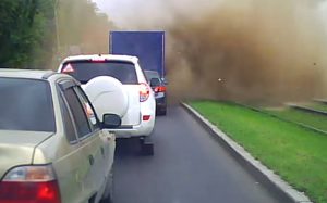 Όταν οδηγείς αμέριμνος και ξαφνικά εμφανίζεται ένα σιντριβάνι λάσπης
