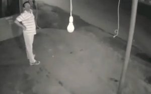 Τι κάνει ο άνθρωπος για να πάρει μια λάμπα