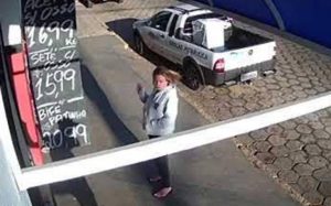 Ιπτάμενη μοτοσυκλέτα περνάει ξυστά πάνω από γυναίκα