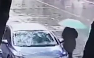 Γυναίκα γλιτώνει κυριολεκτικά για ένα δευτερόλεπτο