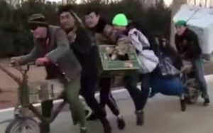 Η «μοτοσυκλέτα» που χωράει επτά άτομα και ένα ψυγείο