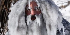 Μπήκε στο νερό για σέρφινγκ με -34℃ και βγήκε... παγοκολώνα