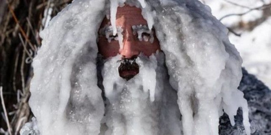Μπήκε στο νερό για σέρφινγκ με -34℃ και βγήκε... παγοκολώνα