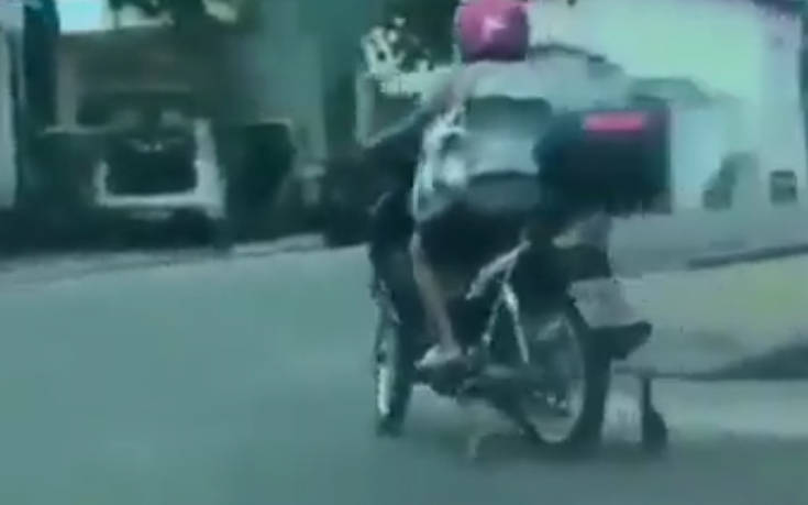 Ένα μηχανάκι με βοηθητικές ρόδες