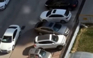 Εντυπωσιακό ξεπαρκάρισμα εκεί που φαίνεται αδύνατο