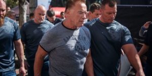 ΒΙΝΤΕΟ: Άγνωστος επιτέθηκε και κλώτσησε τον Σβαρτσενέγκερ