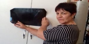 Είχε για 23 χρόνια ξεχασμένο στην κοιλιά της ένα ψαλίδι (pic)