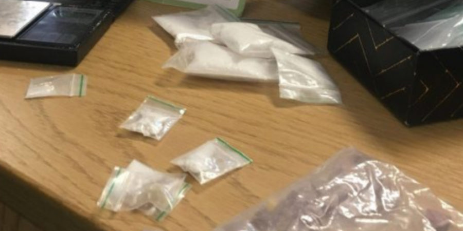 Ξέχασε στο τραμ μία τσάντα γεμάτη ναρκωτικά και την ταυτότητα του
