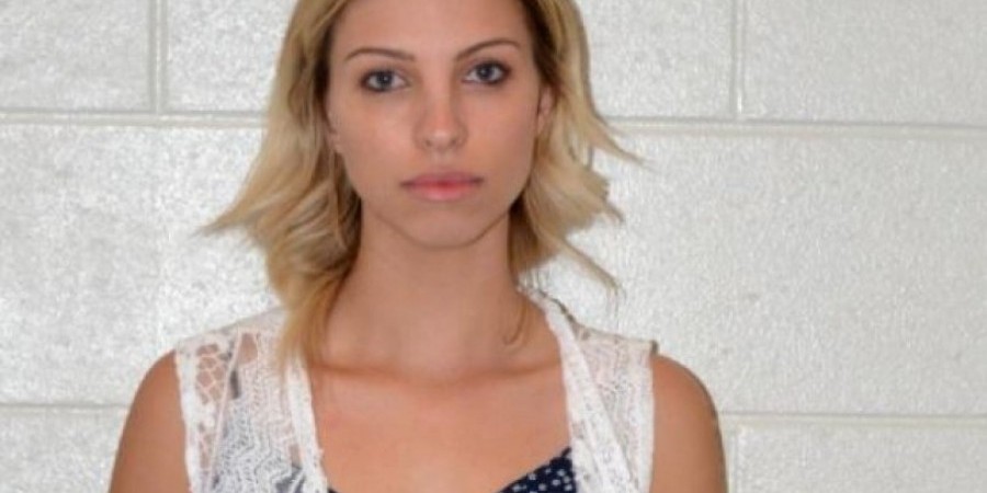 Βαριά καμπάνα για δασκάλα που αποπλάνησε 13χρονο μαθητή (video)