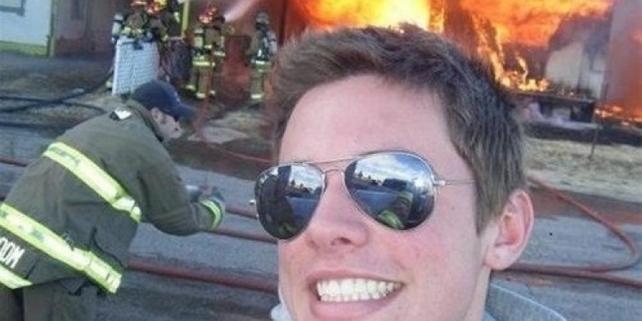Η νέα τάση: «Disaster selfie» - Ολοένα και γιγαντώνεται, επικίνδυνα