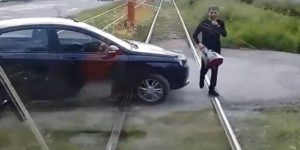 Σταμάτησε το τραμ για να δώσει λουλούδια στην αγαπημένη του(VIDEO)