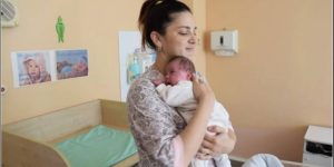Μία στα 50 εκατομμύρια: Γέννησε δίδυμα με διαφορά 11 εβδομάδων