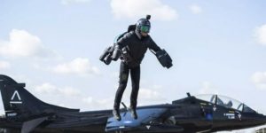 Στο Guinness ο Βρετανός «Iron Man»-Πέταξε πάνω από το Μπράιτον με 137 χλμ