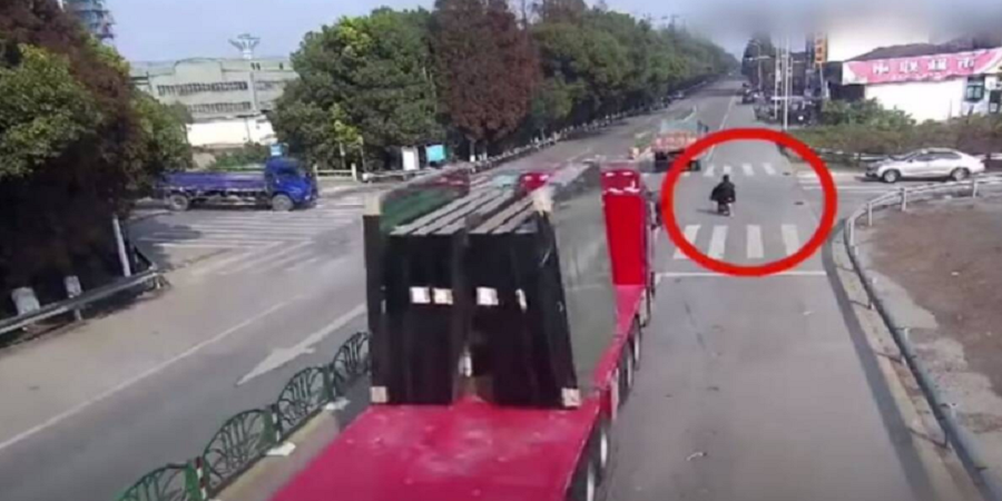 Τρομακτικό ατύχημα: Γυάλινα πάνελ από φορτηγό «καταπλάκωσαν» μοτοσικλετιστή