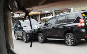 Αυτοκίνητα παίζουν… κουτουλιές για το ποιο θα περάσει