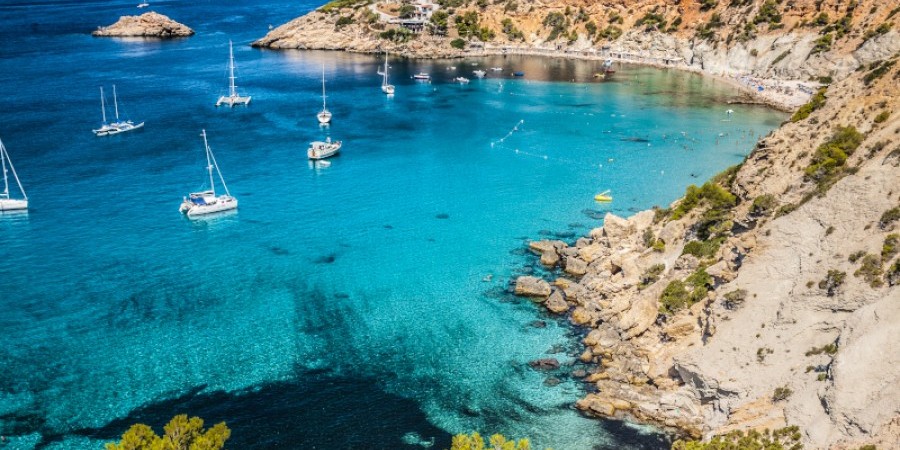 Ιδιοκτήτες βίλας στην Ιμπιζα αναζητούν ζευγάρι-Θα μένει εκεί με μισθό!