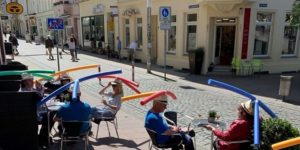 Καφέ στη Γερμανία δίνει αυτοσχέδια "καπέλα" για την τήρηση αποστάσεων(ΦΩΤΟ)