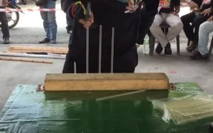 Παίζουν το μαχαίρι… στα δάχτυλα