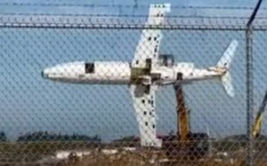 Εκσκαφέας κάνει παροπλισμένο αεροπλάνο να μοιάζει… παιχνίδι