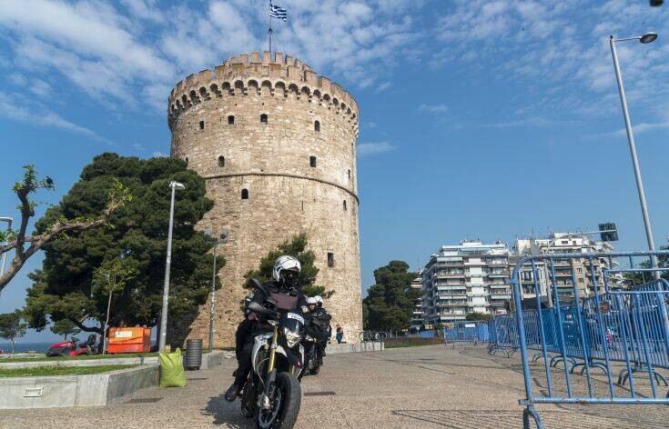 Απίστευτο περιστατικό στη Θεσσαλονίκη: Είδε τα ΜΑΤ, σήκωσε την μπλούζα της και έδειξε το στήθος της