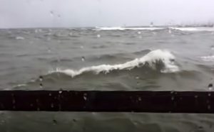 Κύμα σπάει τζάμι από εστιατόριο πάνω στη θάλασσα