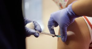 Πήγε να εμβολιαστεί με ιερέα για να τη «διαβάσει» αν πάθει κάτι – Άλλη γυναίκα έριξε αγιασμό στο μπράτσο