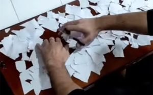 Δημιουργεί έργα τέχνης… σχεδόν με το τίποτα