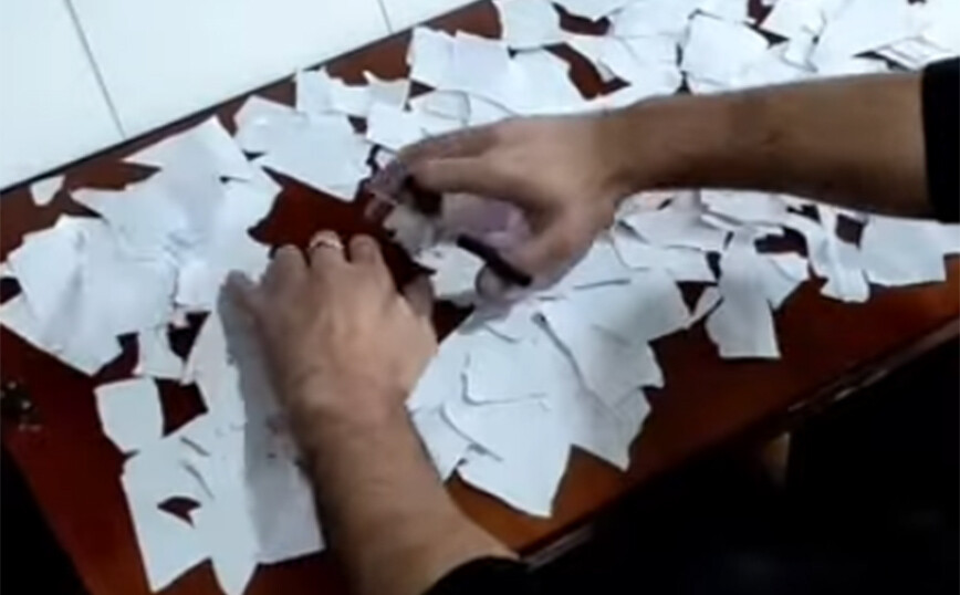 Δημιουργεί έργα τέχνης… σχεδόν με το τίποτα