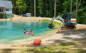 Έφτιαξε αυτοσχέδιο water park με έναν… εκσκαφέα
