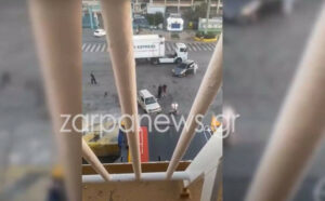 Πειραιάς: Αργοπορημένος επιβάτης γαντζώνεται από τον καταπέλτη για να μπει στο πλοίο