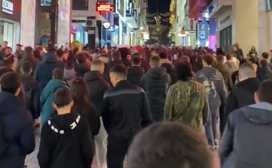 Άντριου Τέιτ: Συνθήματα και… πορεία στο Σύνταγμα για την αποφυλάκισή του – Δείτε βίντεο