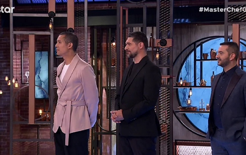 MasterChef: Η στιλιστική επιλογή του Σωτήρη Κοντιζά θύμισε στο Twitter «Γκαρνταρόμπα του Χατζηφωτίου...