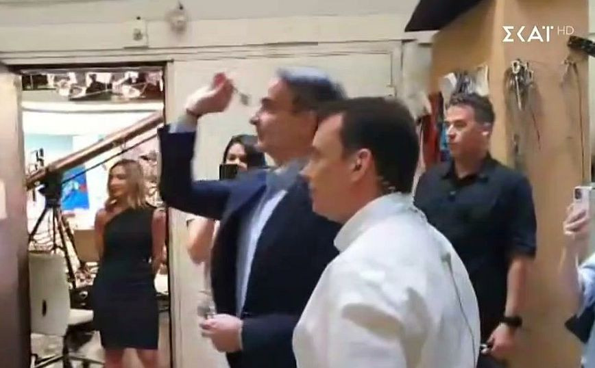Ο Κυριάκος Μητσοτάκης πήγε στον ΣΚΑΪ κι έπαιξε βελάκια