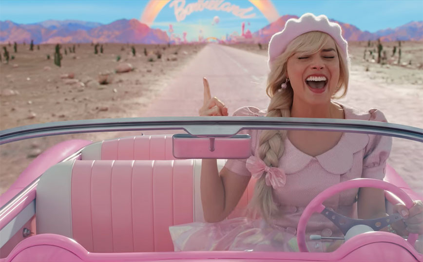 Φρενίτιδα για τη Barbie στη Θεσσαλονίκη: Δεκάδες γυναίκες με μπούκλες και πολύ ροζ βγαίνουν από τα κ...
