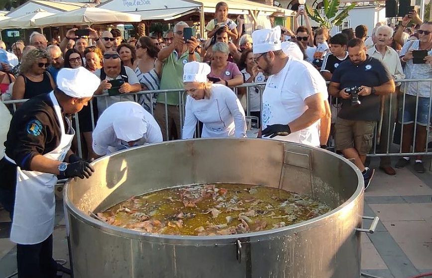 Στα ρεκόρ Γκίνες η Σητεία – Έφτιαξαν κακαβιά 650 κιλών – Μοιράστηκαν 1.500 μερίδες