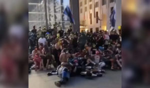 Περίπου χίλια άτομα διαδήλωσαν για το δικαίωμά τους να αυτοπροσδιορίζονται ως σκύλοι