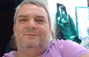 Μπροστά στην καταστροφή… χιούμορ από πλημμυροπαθή της Θεσσαλίας – «Φέραμε διακοσμητή έναν Daniel, μα...