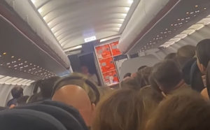 Ο απίστευτος λόγος που ακυρώθηκε πτήση της easyJet: «Κάποιος το βρήκε διασκεδαστικό να αφοδεύσει στη...