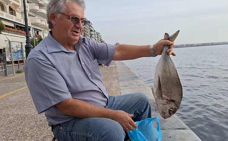 Έπιασε τεράστια τσιπούρα στον Θερμαϊκό και θα την φάει, παρά τα λύματα στα νερά